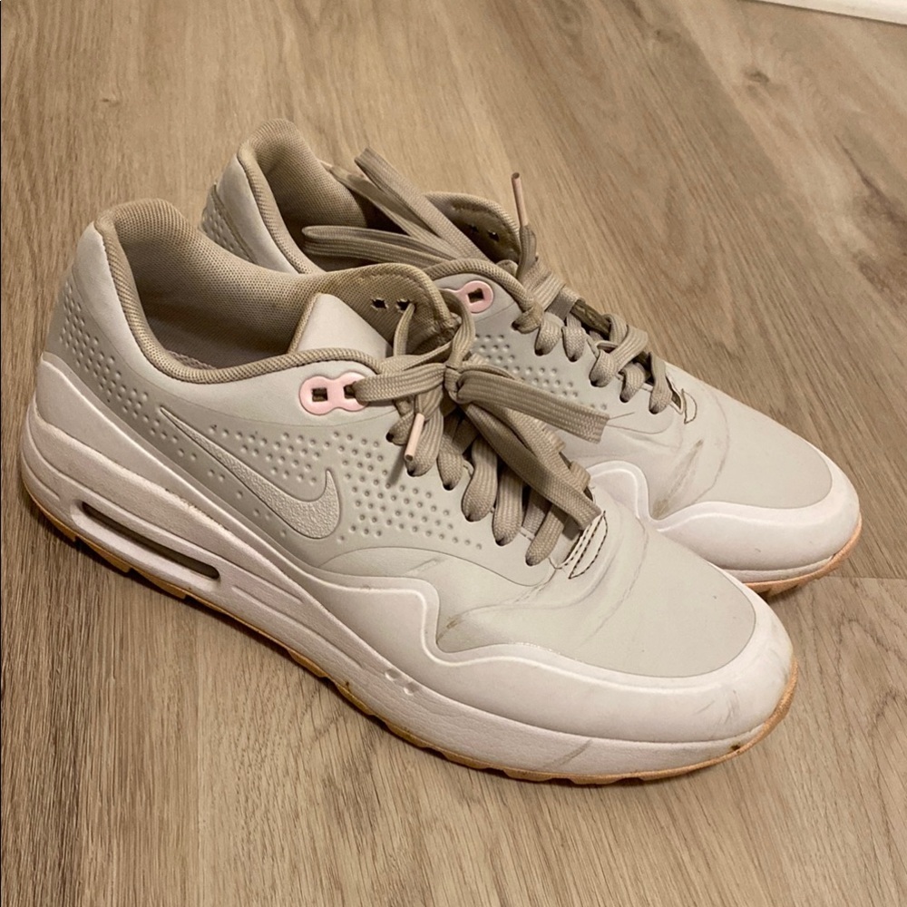 Nike Women's Athletic Shoes in Light Gray and Pink